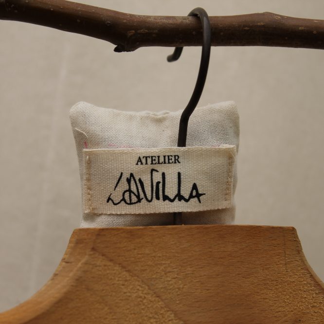La lavande de mamie embaume votre dressing et vos vêtements ATELIER LAVILLA. Glissez le simplement sur votre cintre.