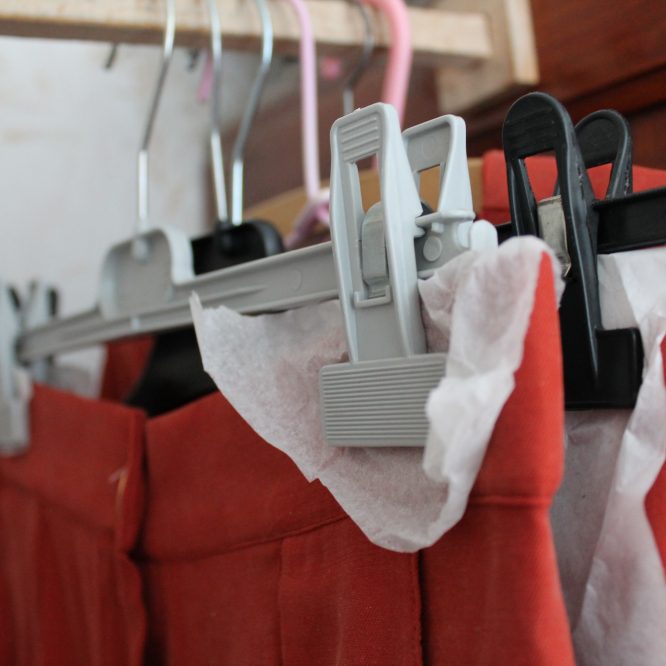 vêtements sur portant, représentants une "collection"