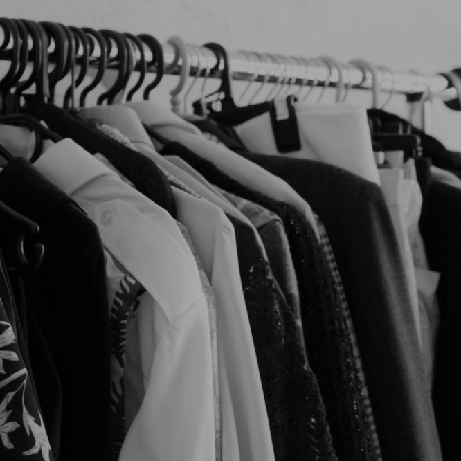 Mon portant de vêtements, en majorité chinés dans le placard de ma mère