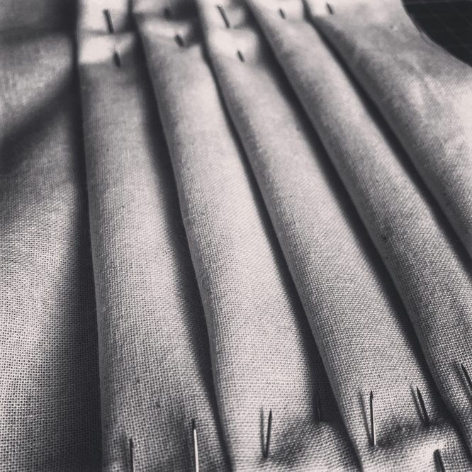 La mode : tissus plissé mains pour montrer le savoir faire