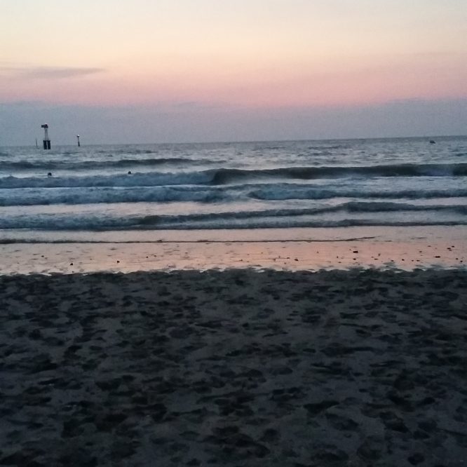 photo de la mer en été au couché du soleil